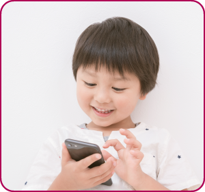 子どもの近視進行抑制治療（リジュセアミニ点眼液）